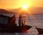 Αλιείς στο ηλιοβασίλεμα